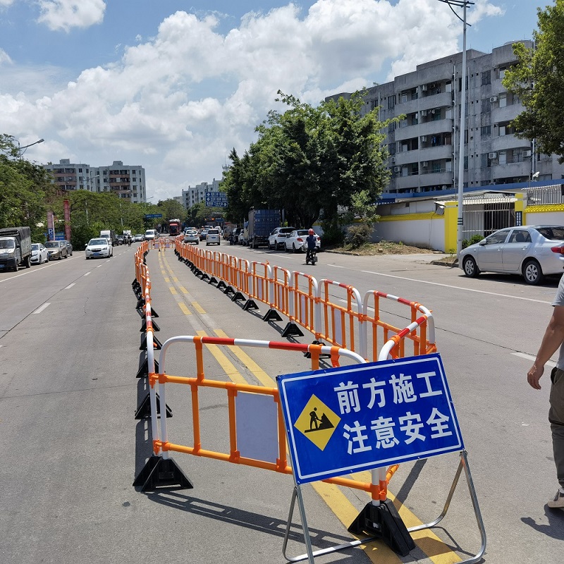 PVCプラスチック交通安全設備フェンス、建設現場隔離バリア、中国メーカーからの道路障壁